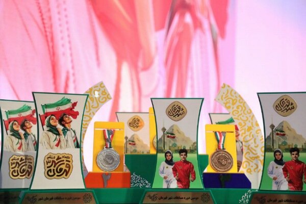 تجلیل از پیشکسوتان ورزشی و خانواده شهدا در اختتامیه «قهرمان شهر» تجلیل از پیشکسوتان ورزشی و خانواده شهدا در اختتامیه «قهرمان شهر»