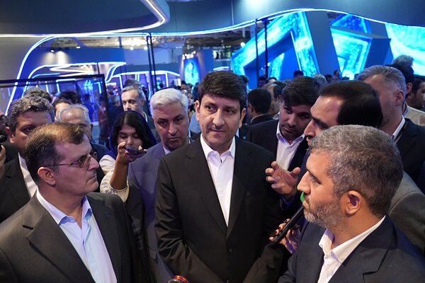وزیر ارتباطات از تازهترین دستاوردهای فناوران داخلی بازدید کرد وزیر ارتباطات از تازهترین دستاوردهای فناوران داخلی بازدید کرد