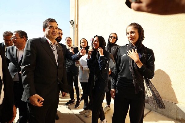 حضور وزیر ورزش در اردوی تیم ملی قایقرانی روئینگ بانوان حضور وزیر ورزش در اردوی تیم ملی قایقرانی روئینگ بانوان