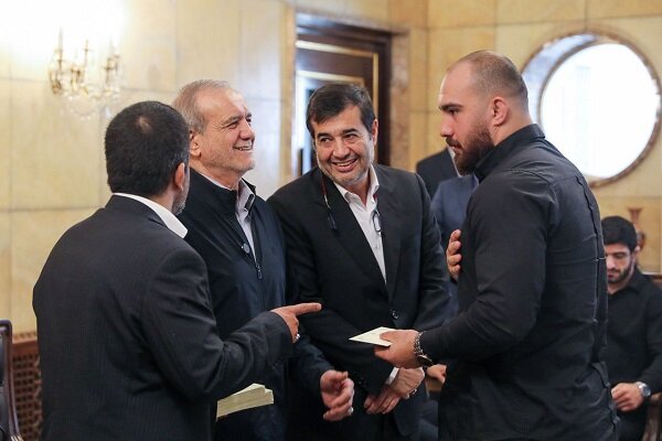 دنیامالی: کشتیگیران نشان دادند که قبل از اینکه قهرمان باشند، پهلوانند دنیامالی: کشتیگیران نشان دادند که قبل از اینکه قهرمان باشند، پهلوانند
