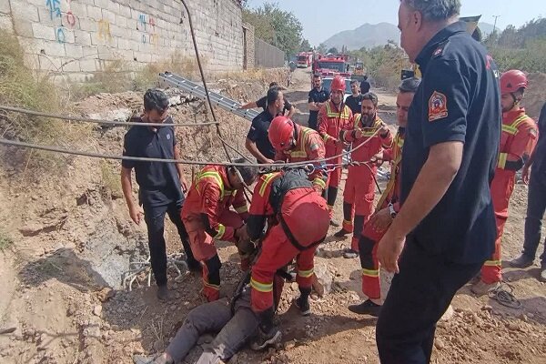 نجات معجزهآسای جوان سقوطکرده در چاه ۱۲ متری در خیابان دماوند نجات معجزهآسای جوان سقوطکرده در چاه ۱۲ متری در خیابان دماوند