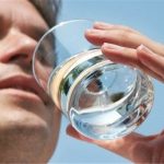 نوشیدن آب یخ پس از غذا خوردن را ترک کنید نوشیدن آب یخ پس از غذا خوردن را ترک کنید