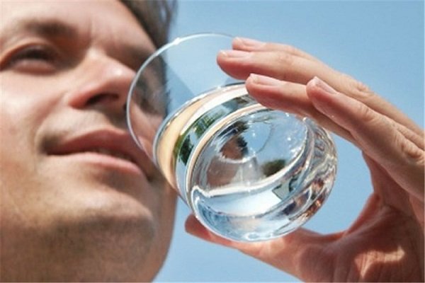 نوشیدن آب یخ پس از غذا خوردن را ترک کنید نوشیدن آب یخ پس از غذا خوردن را ترک کنید