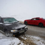 بارش سنگین برف در جاده‌های کوهستانی سمنان؛ محور دامغان-گلوگاه مسدود شد