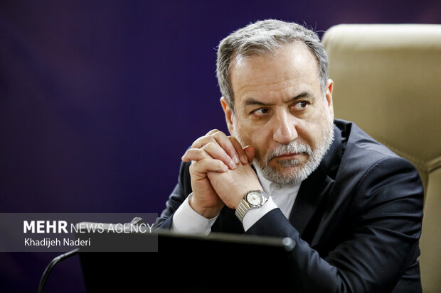 توییت دکتر عراقچی در خصوص جلوگیری از حضور او در داووس