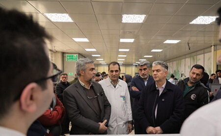 حضور مدیران وزارت بهداشت در بیمارستان فارابی تهران و عیادت از مجروحان حوادث اخیر