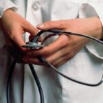 نگاه تنگ‌نظرانه وزارت بهداشت، کشور را از پزشک محروم کرده است