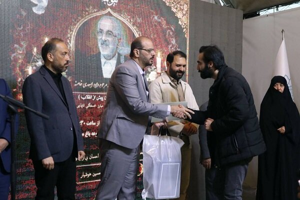 موظف به انتقال روایت صحیح تاریخ انقلاب به نسل بعد هستیم موظف به انتقال روایت صحیح تاریخ انقلاب به نسل بعد هستیم