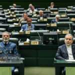 وقتی کاغذ تنها می‌ماند؛ از منچوری تا یک قاب در مجلس