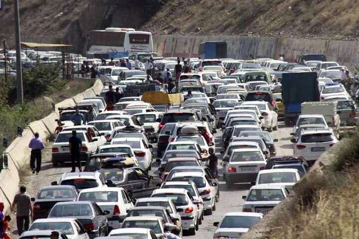 بازگشت مسافران به تهران؛ ورودیهای شرقی پایتخت زیر بار
ترافیک بازگشت مسافران به تهران؛ ورودیهای شرقی پایتخت زیر بار
ترافیک